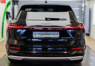 Подержанный автомобиль Audi e-tron 2021 года (5 фото)
