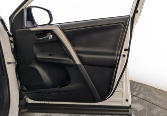 Подержанный автомобиль Toyota RAV4 2018 года (24 фото)