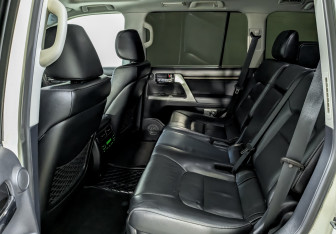 Подержанный автомобиль Toyota Land Cruiser Suv 2015 года (12 фото)