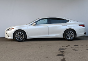 Подержанный автомобиль Lexus ES 2023 года (24 фото)
