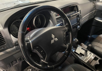 Подержанный автомобиль Mitsubishi Pajero 2014 года (13 фото)