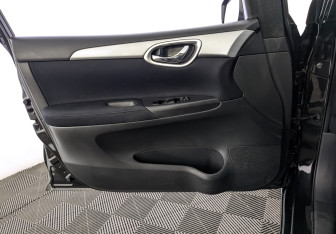 Подержанный автомобиль Nissan Tiida Hatchback 2015 года (19 фото)