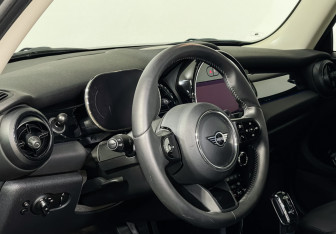 Подержанный автомобиль MINI Hatch 2023 года (13 фото)