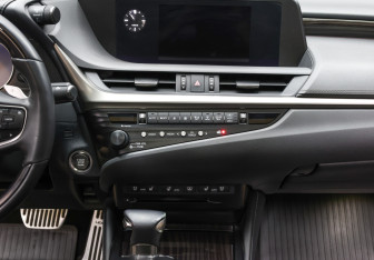 Подержанный автомобиль Lexus ES 2019 года (15 фото)
