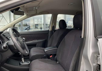 Подержанный автомобиль Nissan Tiida Hatchback 2010 года (21 фото)