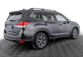 Подержанный автомобиль Subaru Forester Suv 2018 года (5 фото)