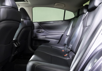 Подержанный автомобиль Lexus ES 2021 года (12 фото)