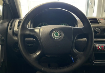 Подержанный автомобиль Skoda Fabia Wagon 2009 года (14 фото)