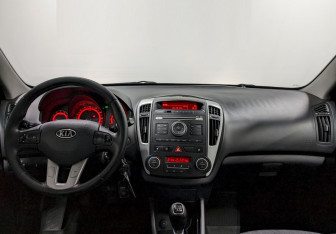 Подержанный автомобиль Kia Ceed Wagon 2011 года (22 фото)