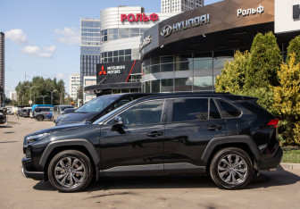 Подержанный автомобиль Toyota RAV4 2025 года (6 фото)