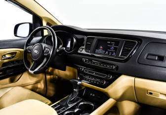 Подержанный автомобиль Kia Carnival 2018 года (9 фото)