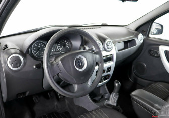 Подержанный автомобиль Renault Logan Sedan 2013 года (7 фото)