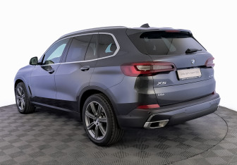 Подержанный автомобиль BMW X5 2021 года (7 фото)
