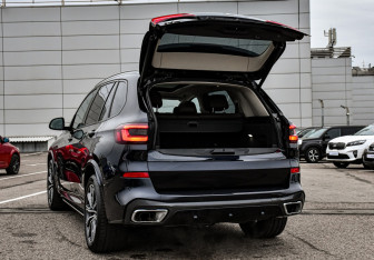 Подержанный автомобиль BMW X5 2023 года (16 фото)