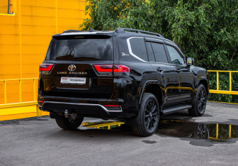 Подержанный автомобиль Toyota Land Cruiser Suv 2021 года (4 фото)