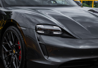 Подержанный автомобиль Porsche Taycan 2020 года (16 фото)