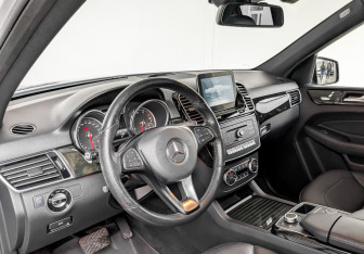 Подержанный автомобиль Mercedes-Benz GLE 2017 года (16 фото)