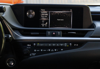 Подержанный автомобиль Lexus ES 2019 года (10 фото)