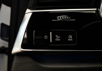 Подержанный автомобиль Audi Q8 2021 года (10 фото)