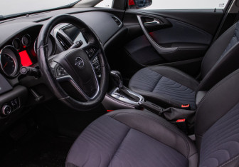 Подержанный автомобиль Opel Astra Hatchback 2013 года (10 фото)