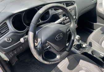 Подержанный автомобиль Kia Ceed Hatchback 2013 года (14 фото)