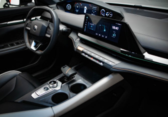 Подержанный автомобиль Changan UNI-V 2024 года (26 фото)