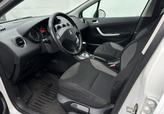Подержанный автомобиль Peugeot 308 Hatchback 2011 года (9 фото)