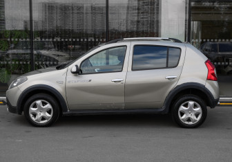 Подержанный автомобиль Renault Sandero 2013 года (6 фото)