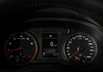 Подержанный автомобиль Audi Q3 2015 года (11 фото)