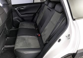 Подержанный автомобиль Toyota RAV4 2024 года (18 фото)