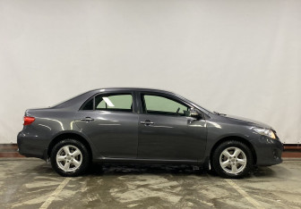 Подержанный автомобиль Toyota Corolla Sedan 2011 года (4 фото)