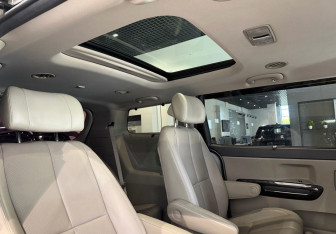 Подержанный автомобиль Kia Carnival 2017 года (27 фото)