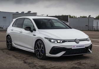 Подержанный автомобиль Volkswagen Golf R Hatchback 2021 года (3 фото)