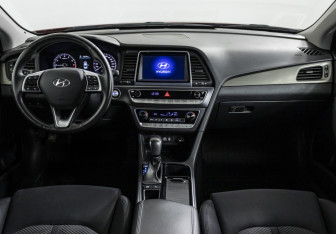 Подержанный автомобиль Hyundai Sonata 2018 года (12 фото)