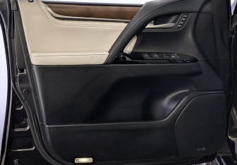 Подержанный автомобиль Lexus LX 2018 года (19 фото)