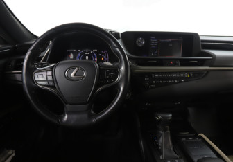 Подержанный автомобиль Lexus ES 2018 года (18 фото)