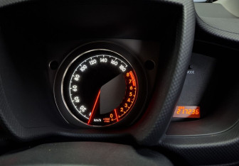 Подержанный автомобиль Toyota Ist 2007 года (13 фото)