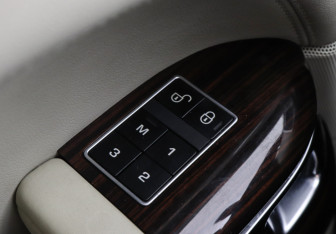 Подержанный автомобиль Land Rover Range Rover 2014 года (23 фото)