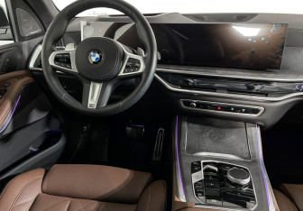 Подержанный автомобиль BMW X5 2025 года (15 фото)