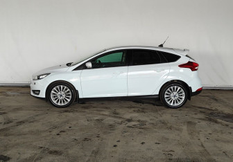 Подержанный автомобиль Ford Focus Hatchback 2017 года (8 фото)
