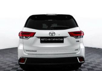 Подержанный автомобиль Toyota Highlander 2019 года (6 фото)