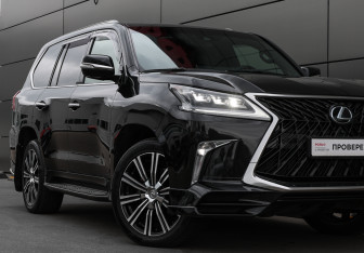 Подержанный автомобиль Lexus LX 2017 года (25 фото)