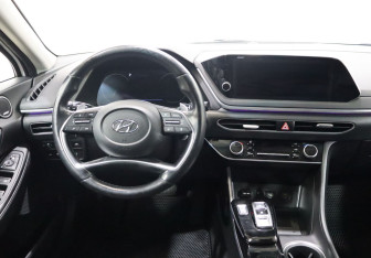 Подержанный автомобиль Hyundai Sonata 2020 года (15 фото)