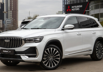 Подержанный автомобиль Geely Monjaro 2025 года (30 фото)