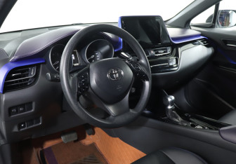 Подержанный автомобиль Toyota C-HR 2021 года (13 фото)