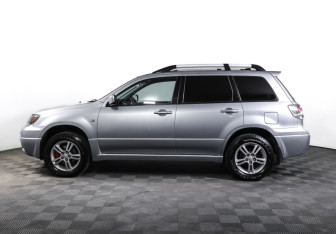 Подержанный автомобиль Mitsubishi Outlander 2003 года (8 фото)