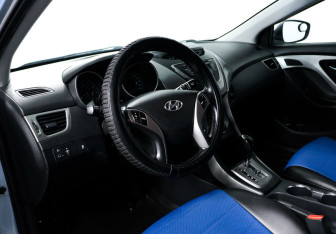 Подержанный автомобиль Hyundai Elantra Sedan 2012 года (10 фото)