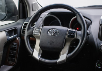 Подержанный автомобиль Toyota Land Cruiser Prado 2016 года (15 фото)