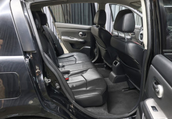 Подержанный автомобиль Nissan Tiida Hatchback 2007 года (12 фото)