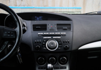 Подержанный автомобиль Mazda 3 Hatchback 2010 года (10 фото)